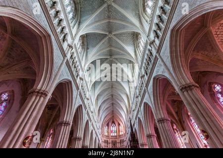 CHATEAUNEUF SUR CHER, FRANCIA, 09 APRILE 2022 : interni e dettagli architettonici della Basilica di nostra Signora dei Bambini Foto Stock
