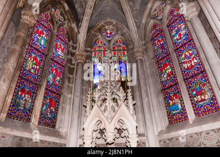 CHATEAUNEUF SUR CHER, FRANCIA, 09 APRILE 2022 : interni e dettagli architettonici della Basilica di nostra Signora dei Bambini Foto Stock