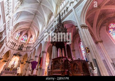 CHATEAUNEUF SUR CHER, FRANCIA, 09 APRILE 2022 : interni e dettagli architettonici della Basilica di nostra Signora dei Bambini Foto Stock