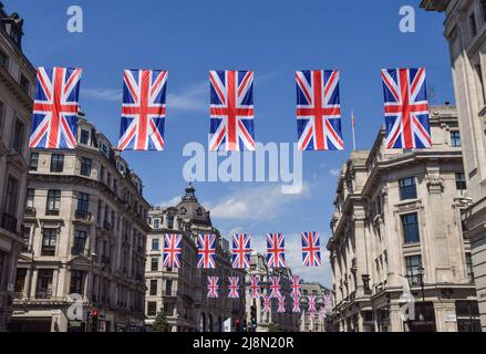 Londra, Regno Unito. 17th maggio 2022. Le bandiere Union Jack decorano Regent Street per il Giubileo del platino della Regina, segnando il 70th anniversario dell'adesione della Regina al trono. Il 2nd-5th giugno si svolgerà uno speciale weekend Platinum Jubilee esteso. Credit: Vuk Valcic/Alamy Live News Foto Stock