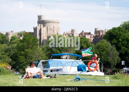 La gente gode del caldo tempo a Windsor, Berkshire. Data foto: Martedì 17 maggio 2022. Foto Stock