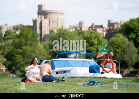 La gente gode del caldo tempo a Windsor, Berkshire. Data foto: Martedì 17 maggio 2022. Foto Stock