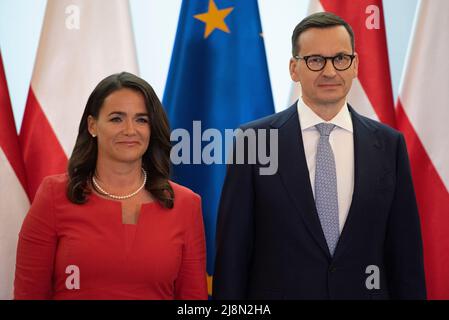 Varsavia, Varsavia, Polonia. 17th maggio 2022. Il polacco PM MATEUSZ MORAWIECKI (R) dà il benvenuto al presidente ungherese KATALIN NOVAK (L) alla Cancelleria del primo ministro durante la visita della sig.ra Novak in Polonia il 17 maggio 2022 a Varsavia, Polonia. (Credit Image: © Aleksander Kalka/ZUMA Press Wire) Foto Stock