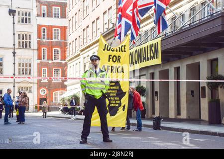 Londra, Regno Unito. 17th maggio 2022. Gli attivisti climatici hanno interrotto l’Africa Energies Summit nell’hotel May Fair di Mayfair, chiedendo il finanziamento delle energie rinnovabili, la cancellazione del debito, la fine del colonialismo petrolifero e la giustizia per l’Africa. Diversi attivisti si sono bloccati all'interno del locale e sul balcone, mentre altri hanno appeso striscioni all'esterno e spruzzato l'edificio con olio finto. Credit: Vuk Valcic/Alamy Live News Foto Stock