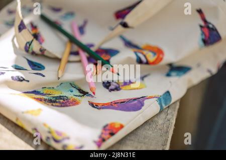 La bambina dipinge all'aria aperta nel parco delle fiabe in fiore in primavera. Disegni per bambini. Ragazzo creativo. Gioia dell'infanzia. Foto di alta qualità Foto Stock