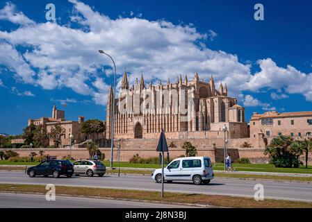 Auto in movimento su strada dalla cattedrale gotica la Seu in città contro il cielo Foto Stock