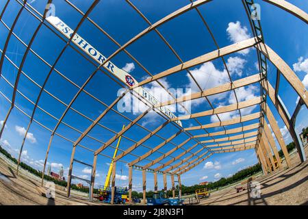 Monaco di Baviera, Germania. 17th maggio 2022. I lavoratori riuniscono la prima tenda da birra dallo scoppio della pandemia di Corona presso i terreni dell'Oktoberfest. La tenda è una costruzione completamente nuova. L'Oktoberfest si svolgerà quest'anno dal 17.09.2022 al 03.10.2022. Credit: Peter Kneffel/dpa/Alamy Live News Foto Stock