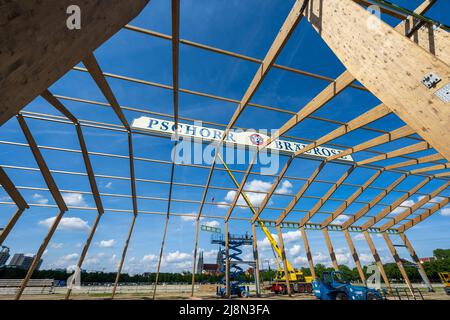 Monaco di Baviera, Germania. 17th maggio 2022. I lavoratori riuniscono la prima tenda da birra dallo scoppio della pandemia di Corona presso i terreni dell'Oktoberfest. La tenda è una costruzione completamente nuova. L'Oktoberfest si svolgerà quest'anno dal 17.09.2022 al 03.10.2022. Credit: Peter Kneffel/dpa/Alamy Live News Foto Stock