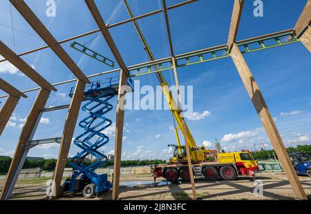 Monaco di Baviera, Germania. 17th maggio 2022. I lavoratori riuniscono la prima tenda da birra dallo scoppio della pandemia di Corona presso i terreni dell'Oktoberfest. La tenda è una costruzione completamente nuova. L'Oktoberfest si svolgerà quest'anno dal 17.09.2022 al 03.10.2022. Credit: Peter Kneffel/dpa/Alamy Live News Foto Stock