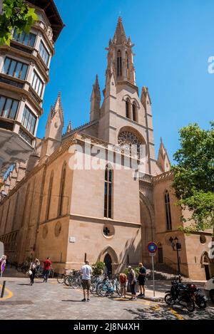 I turisti che visitano la Chiesa di Sant Bartomeu de Soller contro il cielo limpido della città Foto Stock