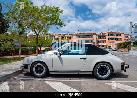 Porsche 911 classica parcheggiata in strada dal marciapiede in città contro il cielo Foto Stock