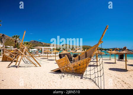 Decorazione naufragio in legno sulla spiaggia contro il cielo blu durante l'estate Foto Stock