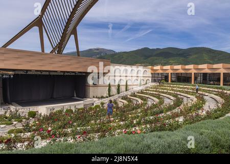 Anfiteatro di rose nel complesso etnografico Damascena situato nel villaggio di Skobelevo nella Rose Valley, Bulgaria Foto Stock