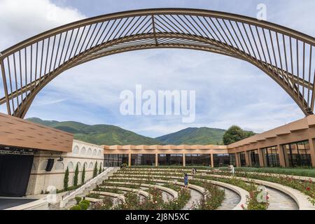 Anfiteatro di rose nel complesso etnografico Damascena situato nel villaggio di Skobelevo nella Rose Valley, Bulgaria Foto Stock