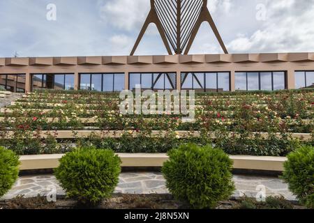 Anfiteatro di rose nel complesso etnografico Damascena situato nel villaggio di Skobelevo nella Rose Valley, Bulgaria Foto Stock