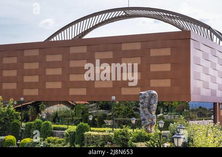 Edificio nel complesso etnografico Damascena situato nel villaggio di Skobelevo in Rose Valley, Bulgaria Foto Stock