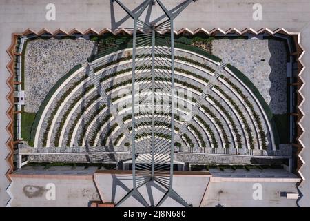 Vista con droni dell'anfiteatro di rose nel complesso etnografico Damascena situato nel villaggio di Skobelevo nella Valle delle Rose, Bulgaria Foto Stock