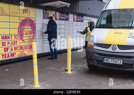 Corriere InPost camion e InPost pacchi armadietti a Varsavia, capitale della Polonia Foto Stock