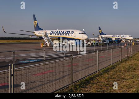 Aereo Ryanair Boeing 737-800 sull'aeroporto Modlin di Varsavia nella città di Moldin, Polonia Foto Stock