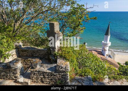 Cross e Nest tranquillo - il palazzo della Regina Maria di Romania in complesso architettonico e botanico a Balchik, città costiera del Mar Nero in Bulgaria Foto Stock