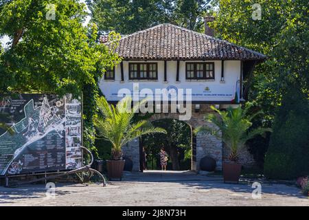 Ex porta militare nel parco architettonico del palazzo e complesso giardino botanico a Balcik, città costiera del Mar Nero nel sud di Dobruja, Bulgaria Foto Stock