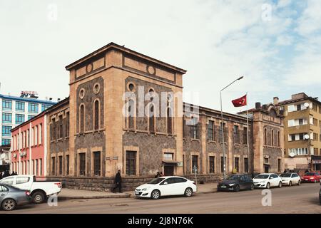 Kars, Turchia - 23 febbraio 2022: Ministero della Cultura e del Turismo, Consiglio Regionale per la protezione dei Beni culturali a Kars. Esempio di gotico russo Foto Stock