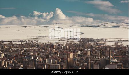 Kars, Turchia - 23 febbraio 2022: Vista della città di Kars in inverno dalla Fortezza di Kars Foto Stock