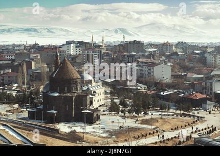 Kars, Turchia - 23 febbraio 2022: Vista esterna della Moschea di Kars Kumbet o cupola, con il vecchio nome chiesa di dodici apostoli. Foto Stock
