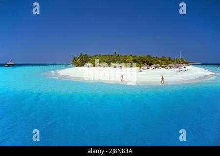 L'isola delle maldive Reethi Beach circondato da una laguna turchese cristallina, Baa-Atoll, Maldive, Oceano Indiano, Asia Foto Stock