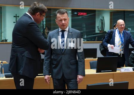 Il ministro della Difesa polacco Mariusz Blaszczak arriva a Bruxelles, Belgio, in occasione di un Consiglio dei ministri della Difesa dell'UE. 17th maggio 2022. Credit: ALEXANDROS MICHAILIDIS/Alamy Live News Foto Stock