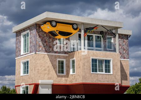 Casa capovolta vicino a Chernomorets città nella provincia di Burgas, sulla costa del Mar Nero in Bulgaria Foto Stock