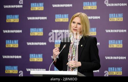 Kiev, Ucraina. 17th maggio 2022. Il Vice Presidente della Verkhovna Rada Ucraina Olena Kondratiuk è raffigurato durante un briefing, il sostegno degli Stati baltici dell'adesione dell'Ucraina all'UE, presso il Centro Media Ucraina-Ukrinform, Kiev, capitale dell'Ucraina. Maggio 17, 2022. Photo by Kaniuka Ruslan/Ukrinform/ABACAPRESS.COM Credit: Abaca Press/Alamy Live News Foto Stock