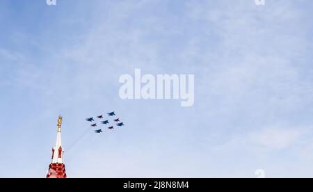 Mosca, Russia, maggio 2022: La squadra aeronautica Russian Knights and Swifts - MIG-29 e su-30sm aerei partecipanti alla prova principale militare para Foto Stock