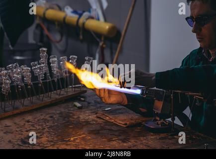 Soffiatore di vetro nella fabbrica di Blinski e Museo degli ornamenti di vetro di Natale nella città di Nowa Deba, Voivodato Subcarpathian della Polonia Foto Stock