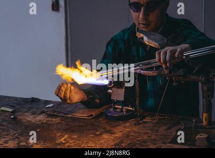 Soffiatore di vetro nella fabbrica di Blinski e Museo degli ornamenti di vetro di Natale nella città di Nowa Deba, Voivodato Subcarpathian della Polonia Foto Stock