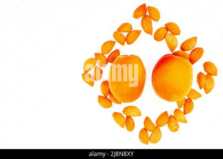 Albicocche fresche mature con noccioli isolati sullo sfondo Foto Stock