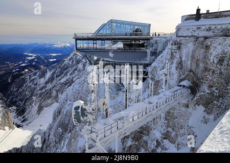 Stazione di picco della montagna di Zugspitze. Il punto più alto della Germania. Le Alpi, la Germania, l'Europa. Foto Stock