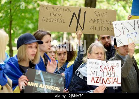 KIEV, UCRAINA - 17 MAGGIO 2022 - i manifestanti hanno dei cartelli durante il rally Save Mariupol nel Parco Mariinskyi di fronte all'Ambasciata del Repu del popolo Foto Stock