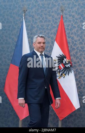 Praga, Repubblica Ceca. 17th maggio 2022. Il Cancelliere d'Austria Karl Nehammer è stato visto durante la conferenza stampa congiunta. Il cancelliere ha visitato la Repubblica Ceca e ha incontrato il primo ministro ceco. Credit: SOPA Images Limited/Alamy Live News Foto Stock