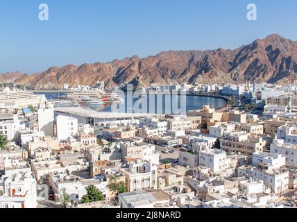 Muscat, Oman - capitale e città più popolata in Oman, Muscat mostra un meraviglioso mare, soprattutto intorno alla Corniche di Muttrah e la Città Vecchia Foto Stock