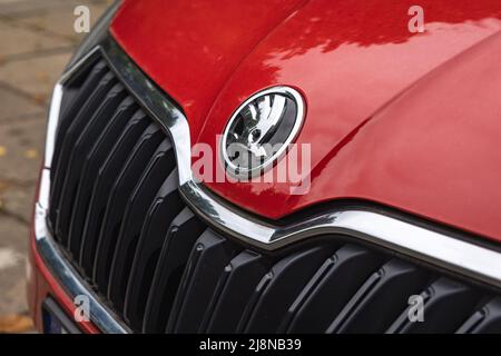 Primo piano su un emblema per auto skoda Foto Stock