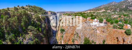 Metal Bridge sul canyon di Aradena, la Canea, Creta, Grecia Foto Stock