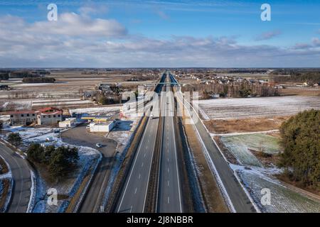 Expressway S7, strada principale in Polonia, parte della strada europea E77 vista vicino stare Zdzary villaggio vicino Radom città, Mazowsze regione Foto Stock