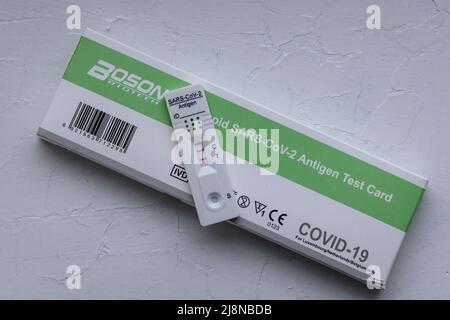 Risultato positivo del test per il coronavirus, test effettuato con SARS-COV-2 Rapid Antigen Test prodotto da Boson Biotech Foto Stock