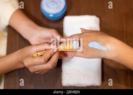 Mettere la crema Tatcha per le mani Foto Stock