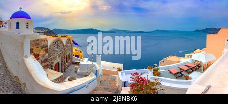 La cittadina di Oia sull isola di Santorini, Grecia. Tradizionale e famose case e chiese con le cupole blu sulla Caldera, il Mare Egeo Foto Stock