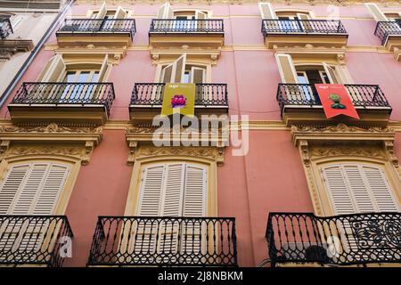 Vista ad angolo basso dell'esterno dell'edificio con grandi finestre e persiane, Valencia, Spagna Foto Stock