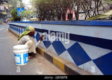 Ristrutturazione e manutenzione della città di Joy Calcutta strada principale per la città pulita. Foto Stock