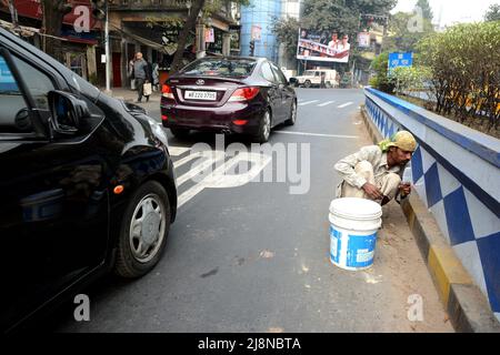 Ristrutturazione e manutenzione della città di Joy Calcutta strada principale per la città pulita. Foto Stock