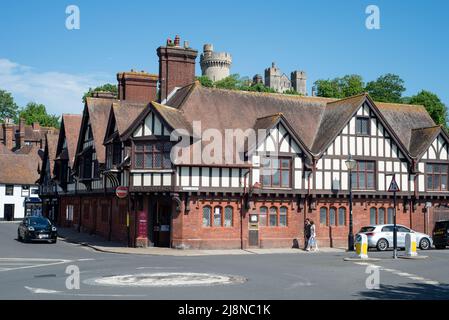 Il vecchio ufficio postale nella città di Arundel in Inghilterra, il bianco e nero gli danno un aspetto quasi in stile Tudor. Foto Stock